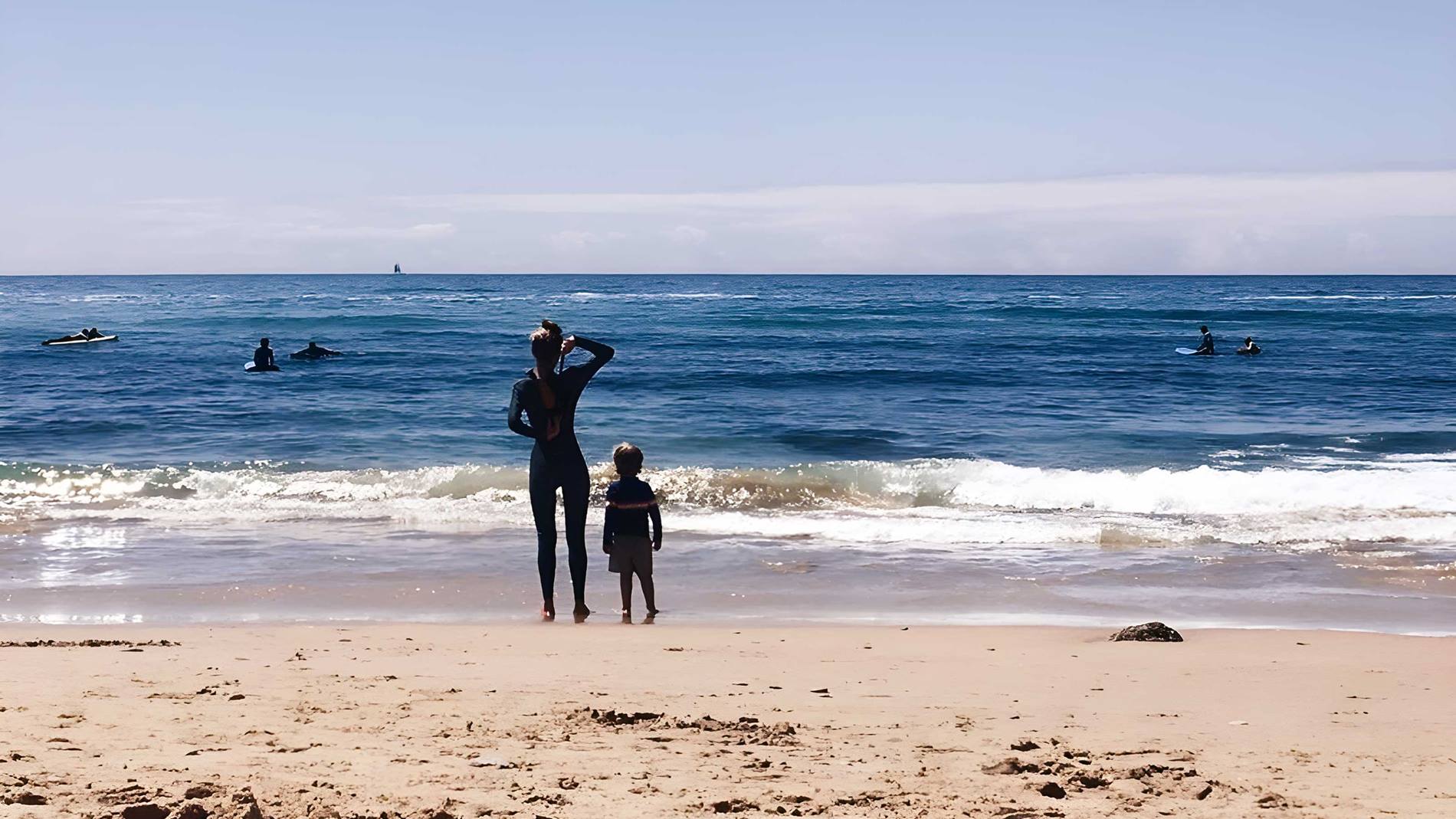 Madre e figlio sulla spiaggia