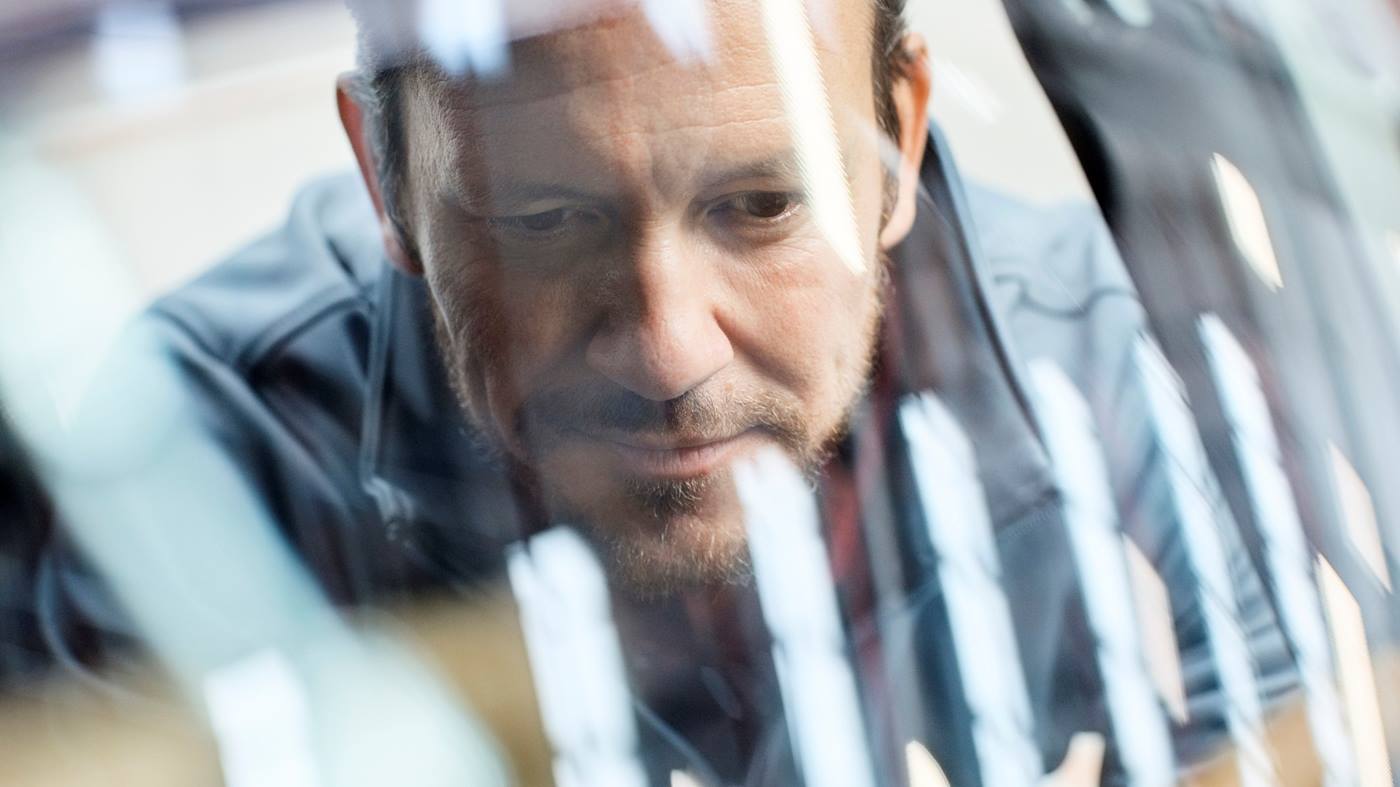 Mechaniker arbeitet hinter Scheibe