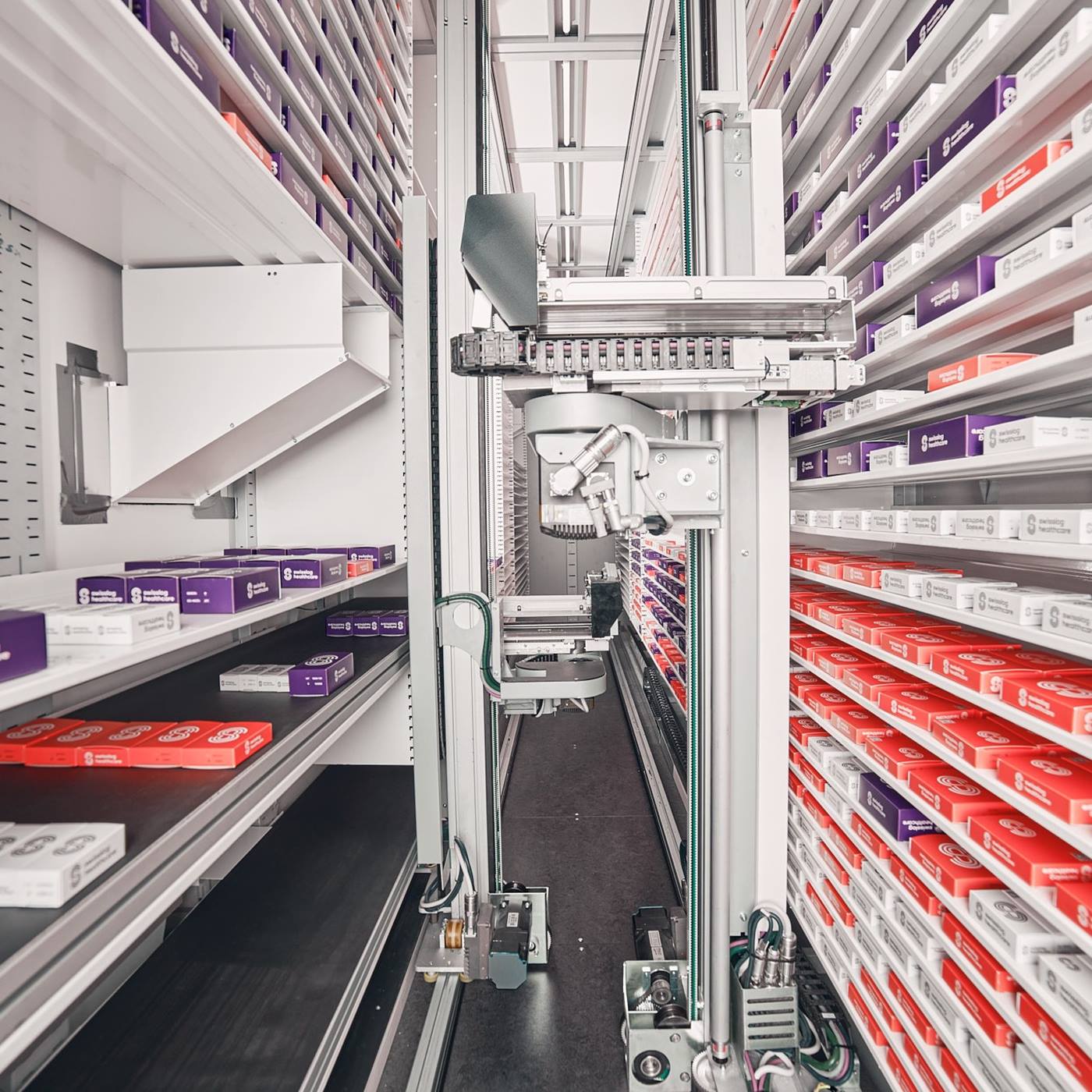 EvoTec pharmacy robot with two robot arms