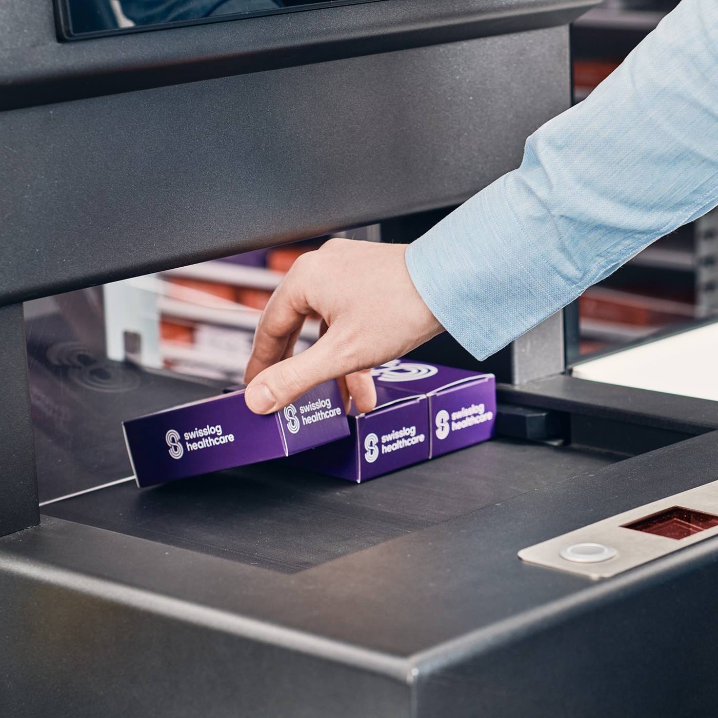 Pharmacy robot stores several boxes simultaneously