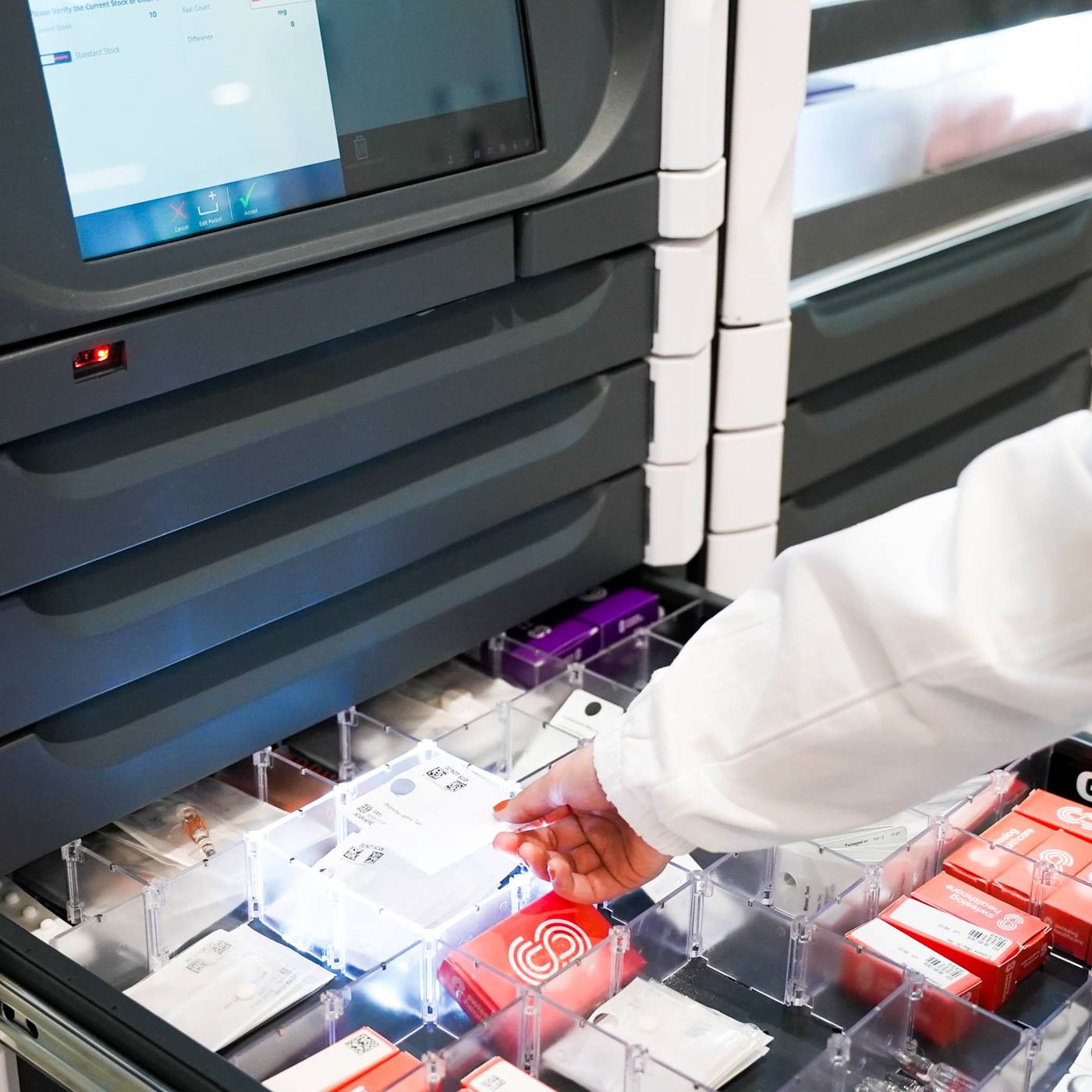Hand nimmt Einzeldosis aus MedSMART