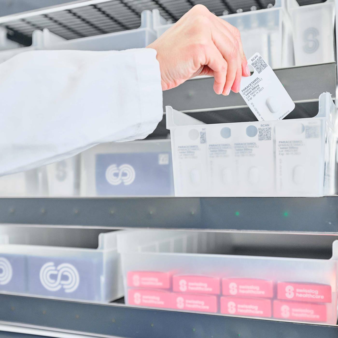Hand neemt paracetamol uit MedSMART