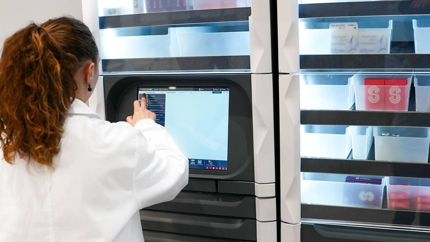 Frau tippt auf Touchscreen