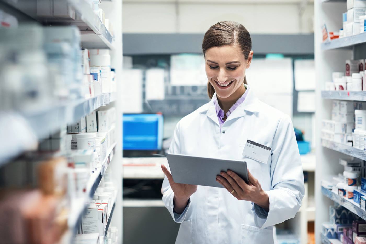 Une pharmacienne utilise l'outil web Software Delivery Manager