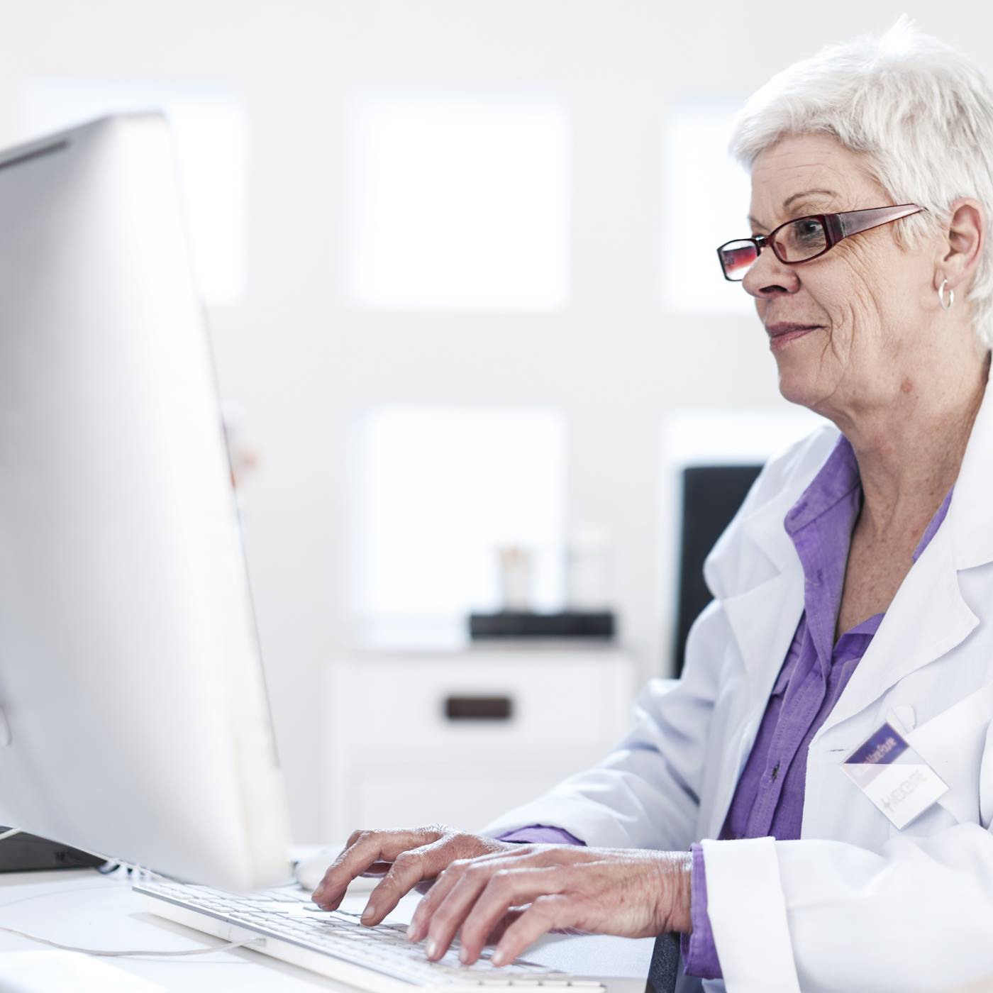 Médecin sur son PC