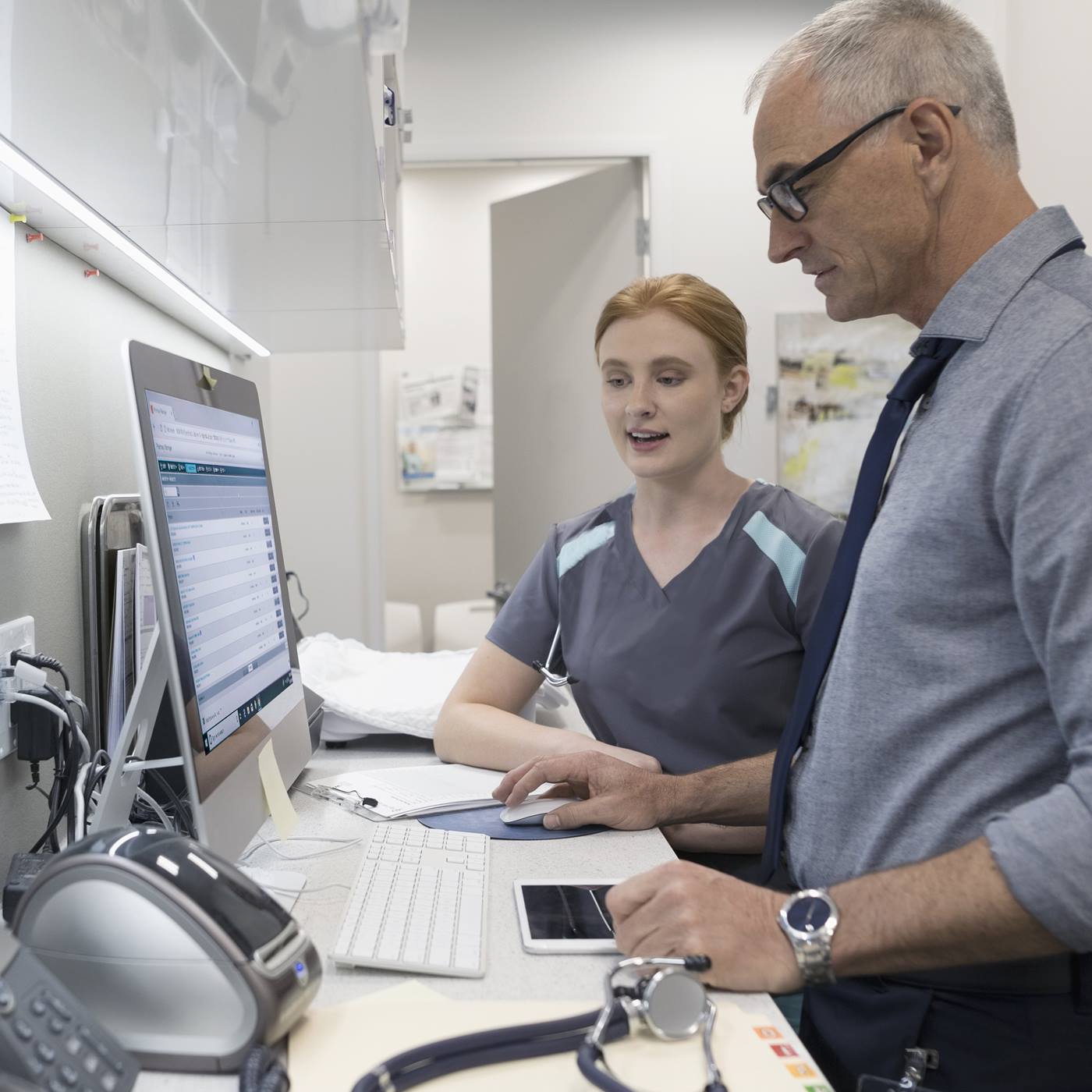 Il personale medico lavora al computer