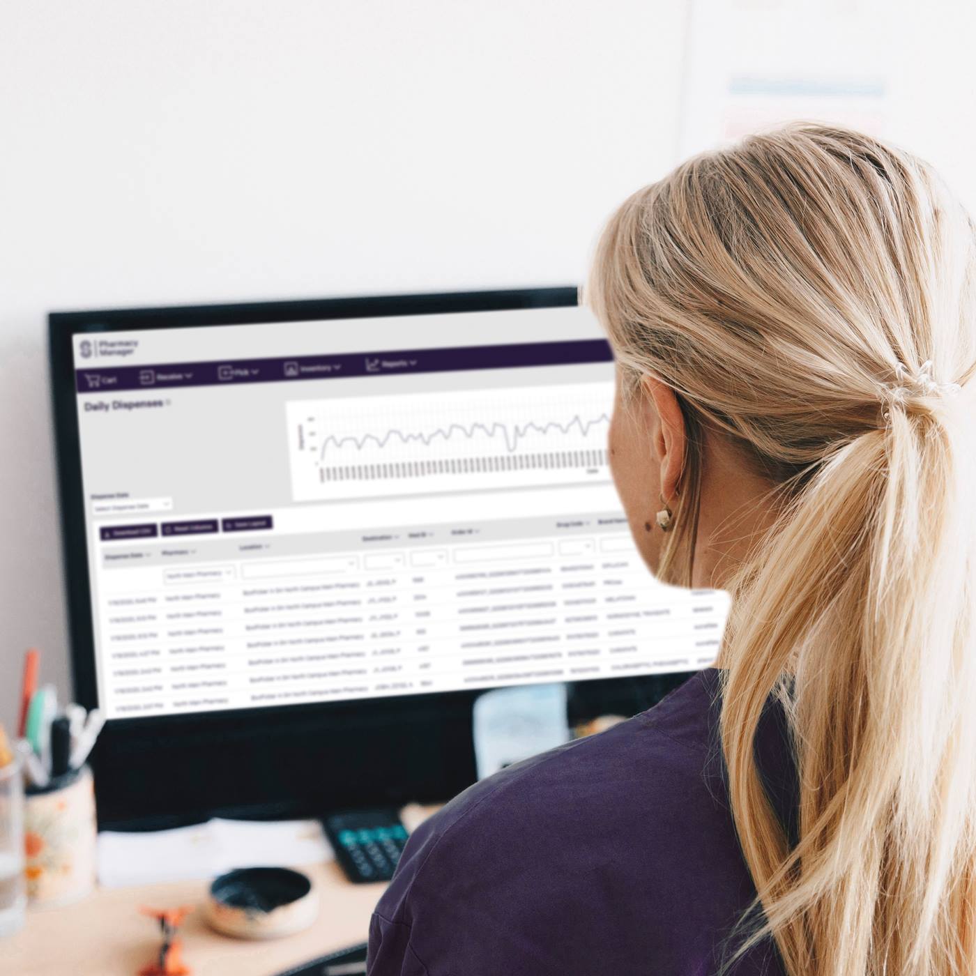 Une infirmière utilise Pharmacy Manager sur son PC
