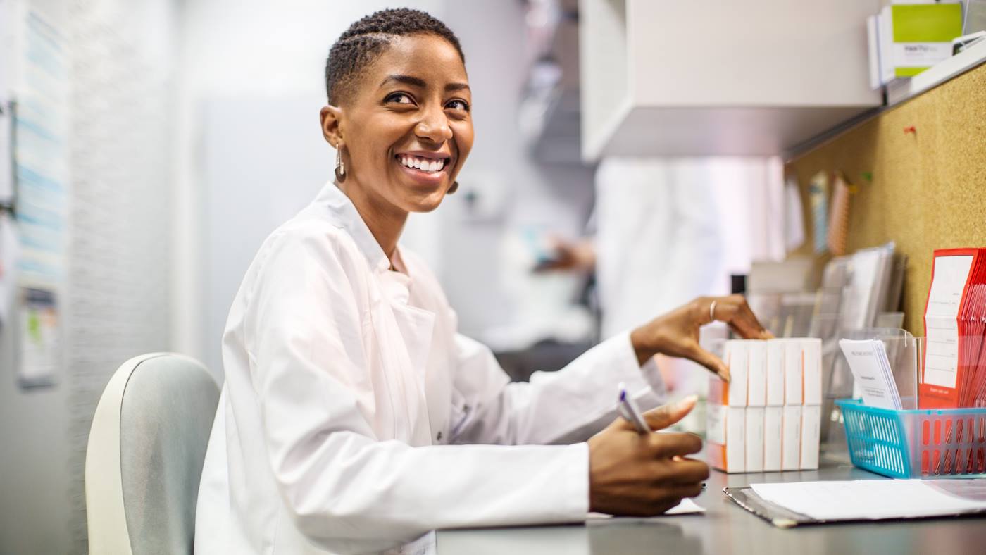 Une pharmacienne prépare des médicaments